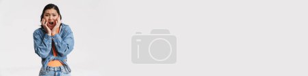 Téléchargez les photos : Jeune femme brune asiatique crier et gesticuler à la caméra isolé sur fond blanc - en image libre de droit