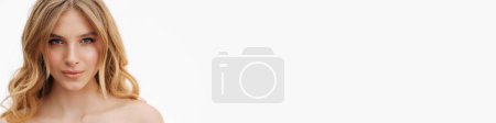 Téléchargez les photos : Femme roux à moitié nue posant et regardant la caméra isolée sur fond blanc - en image libre de droit