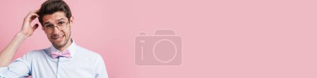 Téléchargez les photos : Jeune homme blanc se grattant la tête et regardant la caméra isolée sur fond rose - en image libre de droit