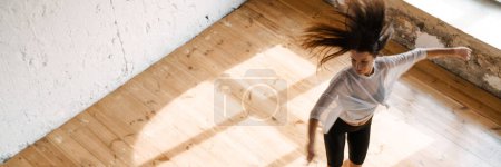 Téléchargez les photos : Jeune femme brune blanche dansant contemporaine dans le studio vue de dessus - en image libre de droit