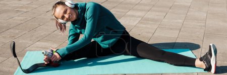 Foto de Joven deportista con prótesis haciendo ejercicio mientras hace ejercicio al aire libre - Imagen libre de derechos