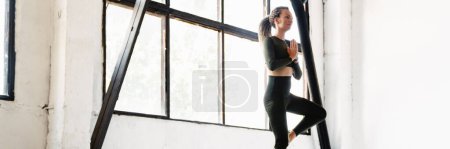 Téléchargez les photos : Jeune femme avec prothèse faire de l'exercice pendant la pratique du yoga à l'intérieur - en image libre de droit