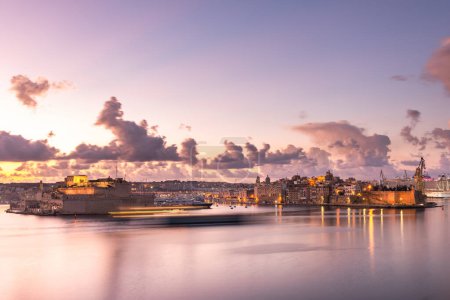 Foto de Skyline iluminado de Senglea al amanecer, Malta. Una de las tres ciudades en Grand Harbour. - Imagen libre de derechos