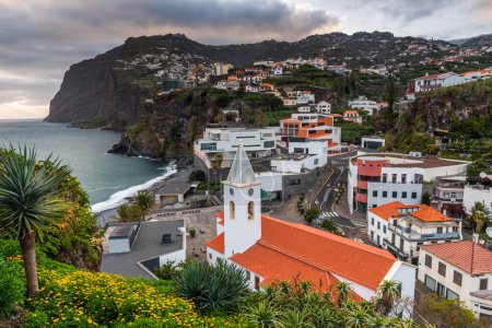 Stadtbild von Camara de Lobos, Architektur der Küstenstadt auf Madeira, Portugal