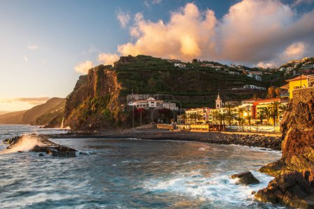 Téléchargez les photos : Coucher de soleil à Ponta do Sol, ville de l'océan Atlantique avec plage et falaises à Madère, Portugal. - en image libre de droit