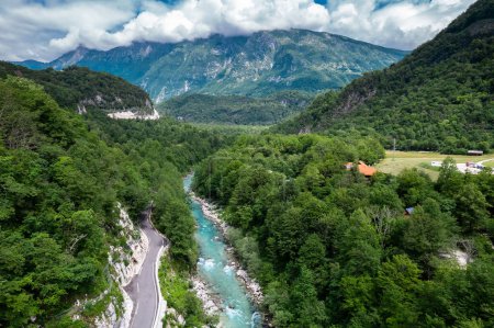 Vista aérea sobre el río Soca en el valle de Soca, Eslovenia.
