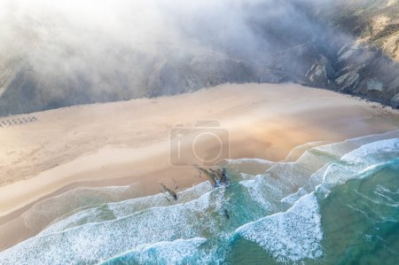 Luftaufnahme des wunderschönen natürlichen Strandes von Cordoama an der portugiesischen Atlantikküste