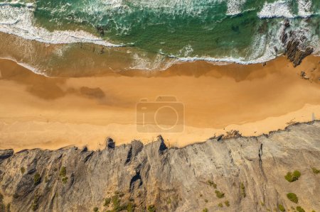 Luftaufnahme des wunderschönen natürlichen Strandes von Cordoama an der portugiesischen Atlantikküste