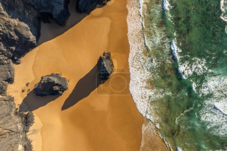 Foto de Vista aérea de la hermosa playa natural de Cordoama en Portugal Costa Atlántica - Imagen libre de derechos