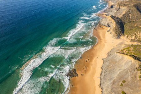 Vue aérienne par drone de la plage de Cordoama au Portugal avec rivage sablonneux, falaises et océan