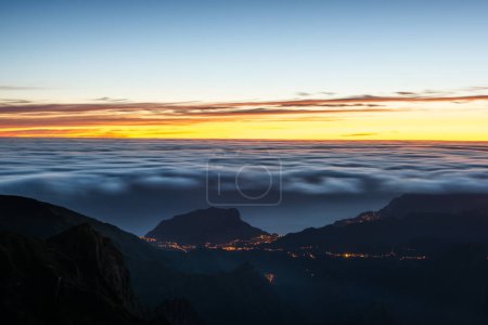 Malerischer Blick auf die Stadt im Nebel bei Sonnenaufgang auf Madeira