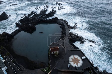 Drohnenaufnahme der Küste von Seixal bei bewölktem, dramatischem Wetter, Madeira, Portugal, Europa