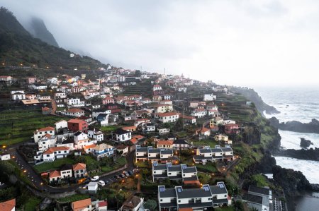 Drohnenaufnahme der Küste von Seixal bei bewölktem, dramatischem Wetter, Madeira, Portugal, Europa