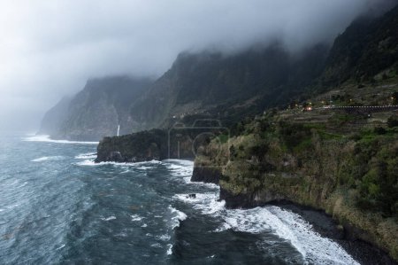 Vista aérea del dron de la costa de Seixal en el clima dramático nublado, Madeira, Portugal, Europa