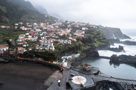 Vista aérea del dron de la costa de Seixal en el clima dramático nublado, Madeira, Portugal, Europa