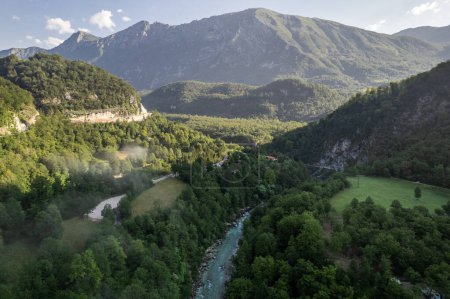 Nebliger Sonnenaufgang über dem Fluss Soca bei Kobarid in Slowenien, Drohnenaufnahme aus der Luft