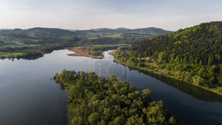 Der Fluss Dunajec biegt sich in Kleinpolen bei Tarnow. Drohnenblick aus der Luft im Frühling