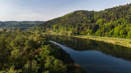 Der Fluss Dunajec biegt sich in Kleinpolen bei Tarnow. Drohnenblick aus der Luft im Frühling