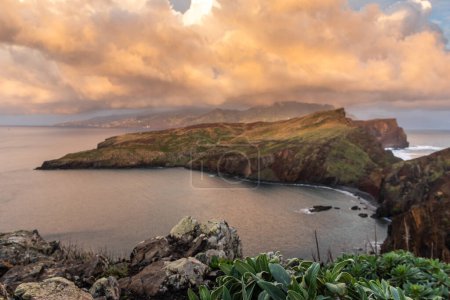 Foto de Hermosa prueba de senderismo en Sao Lourenco en Madeira, Portugal al amanecer. - Imagen libre de derechos
