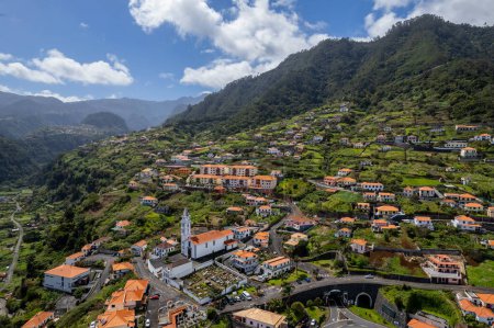 Stadtbild des kleinen Dorfes Faial auf Madeira, Portugal. Drohnenblick aus der Luft.