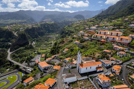 Stadtbild des kleinen Dorfes Faial auf Madeira, Portugal. Drohnenblick aus der Luft.