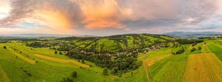 Campos de campo y paisaje escénico en la región de Podhale de Polonia. Vista aérea del dron.