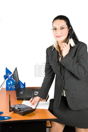 Femme d'affaires parlant au téléphone dans son bureau
