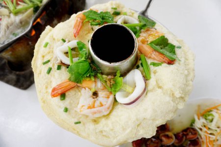 Téléchargez les photos : Menu thaïlandais, Oeufs en streaming avec fruits de mer en pot chaud gros plan - en image libre de droit