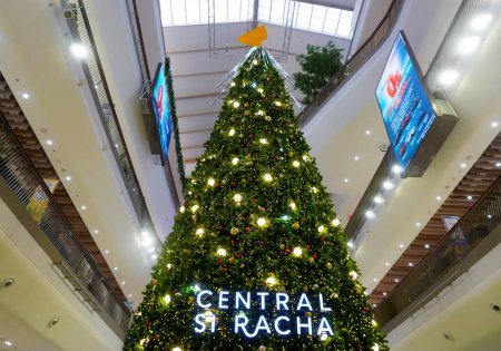 Téléchargez les photos : CHONBURI, THAÏLANDE - 11 DÉC : Arbre de Noël sans étoile brillante sur le dessus au centre commercial Central Si racha le 11 décembre 2023 à Si racha, Chonburi, Thaïlande - en image libre de droit