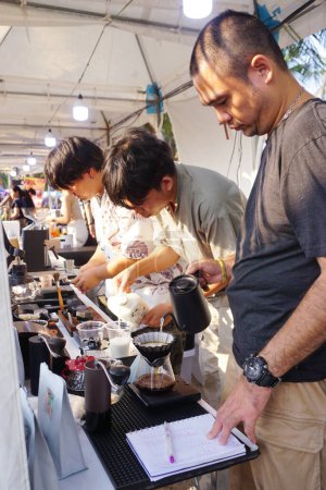 Foto de BANGSAEN, TAILANDIA - 20 ENE: Tres hombres preparan café en Bangsaen Koff Fest el 20 de enero de 2024 en Bangsaen beach, Chonburi, Tailandia - Imagen libre de derechos