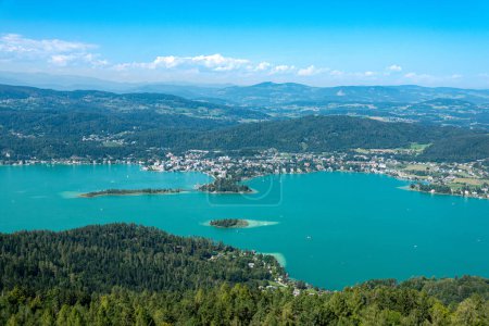 Blick auf den Worthersee, Kärnten, Österreich, Europa Luftaufnahme vom Aussichtsturm Pyramidenkogel