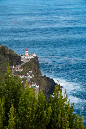 Phare de Farol do Arnel sur l'île de Sao Miguel Açores, Portugal