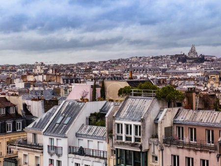 Foto de Vista de Montmartre Sacre Coeur en los edificios del centro de París el día del mal tiempo - Imagen libre de derechos