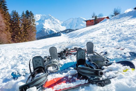 Téléchargez les photos : Snowboard, ski in the snow on the slope with mountains on background - en image libre de droit