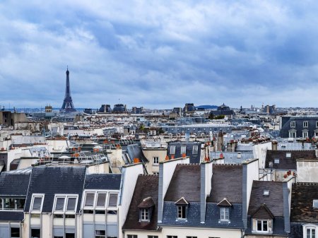 Foto de Eiffel tower over old Haussmann buildings roofs - Paris panorama, France - Imagen libre de derechos