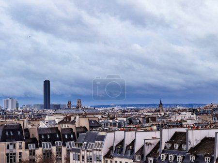 Foto de Sobre los tejados de París y el paisaje urbano de la torre de Montparnasse, Francia - Imagen libre de derechos