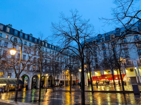 Téléchargez les photos : Joachim du Bellay square near Fontaine des Innocents with bookstore during evening rain - en image libre de droit