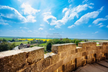 Téléchargez les photos : Vue depuis la tour du château sur les champs environnants de Blandy-les-Tours est un dans la Seine-et-Marne - en image libre de droit