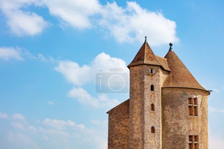Téléchargez les photos : Magnifique tour carrée du château médiéval sur ciel bleu, Blandy-les-Tours, France - en image libre de droit