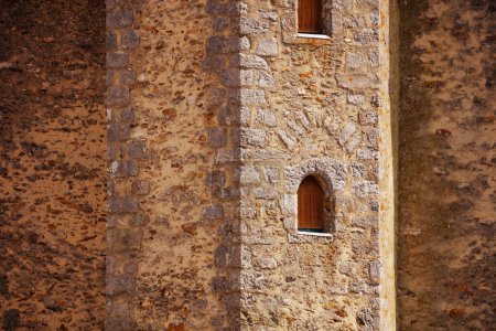 Téléchargez les photos : Gros plan d'une faille dans l'ancienne tour médiévale du château fort de Blandy-les-Tours, France - en image libre de droit