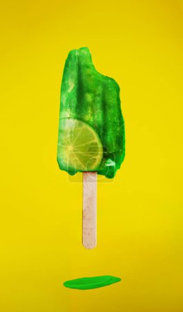 Téléchargez les photos : Lime or lemon ice cream juice concept melting and dripping during summer - en image libre de droit