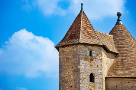 Téléchargez les photos : Beau gros plan des tours carrées du château médiéval au-dessus du ciel bleu, Blandy-les-Tours, France - en image libre de droit