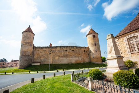 Foto de World war 1 memorial over Blandy-les-Tours castle towers and wall, France - Imagen libre de derechos