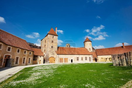 Téléchargez les photos : Bâtiments et tours du château de Blandy-les-Tours par temps ensoleillé sur ciel bleu, France Europe - en image libre de droit