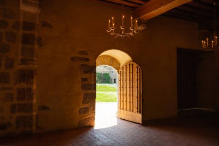 Foto de Door to outside in old medieval castle building interior with stone walls - Imagen libre de derechos