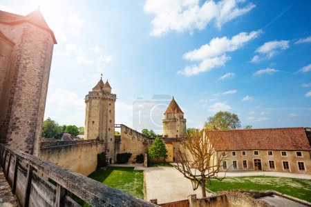 Téléchargez les photos : Vue depuis les murs sur les tours du château de Blandy-les-Tours par temps ensoleillé sur ciel bleu, France Europe - en image libre de droit