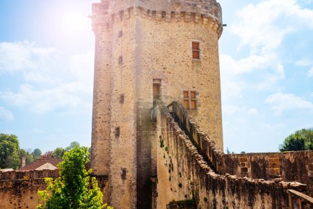 Téléchargez les photos : Escalier menant à la grande tour médiévale du château fort de Blandy-les-Tours, France - en image libre de droit