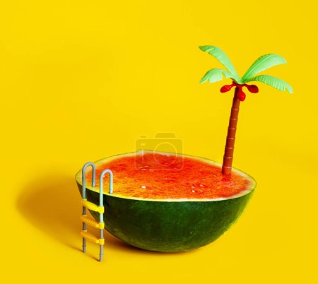 Téléchargez les photos : Concept juteux - fruits de pastèque avec échelle de piscine et palmier chaud vacances d'été vue de côté allégorie - en image libre de droit