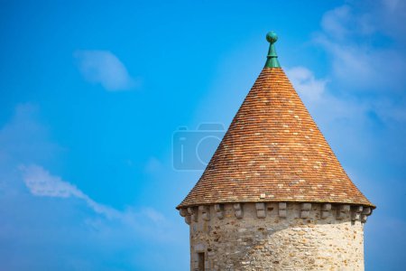 Téléchargez les photos : Fermer image du château médiéval tour ronde sur ciel bleu, Blandy-les-Tours, France - en image libre de droit
