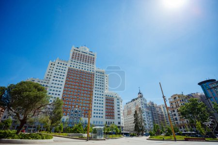 Téléchargez les photos : Place d'Espagne dans le centre-ville de Madrid ou Plaza Espana par une chaude journée d'été avec un ciel clair - en image libre de droit